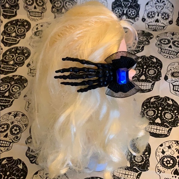 Black skeleton hand hair clip with blue jewel 💎 - Picture 11 of 16